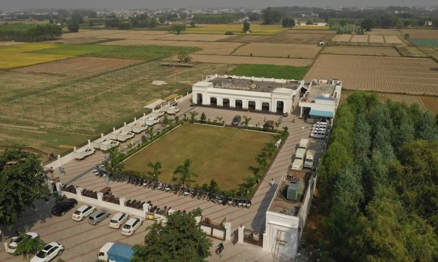 Pur Heeran kitchen grounds and entrance